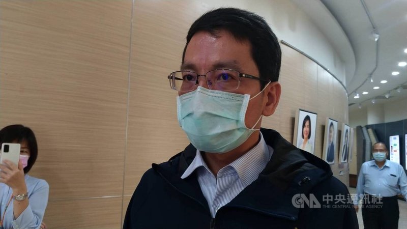 高雄市宣布推動囤房稅,高雄市財政局長陳勇勝(前中)24日表示,高雄房屋有106萬戶,其中非自用住宅約8.4萬戶,市府將精算8.4萬戶中,個人持有戶數多寡,來制定差別稅率。中央社記者蔡孟妤攝 110年11月24日