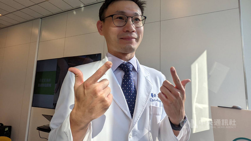 醫師呂俊寬表示,自己小時候因為貪玩,曾被市場切甘蔗的機器切斷一截手指,就是經手術才得以保留被切短的第一指節、現在才能為其他人手術。中央社記者曾以寧攝 110年11月24日