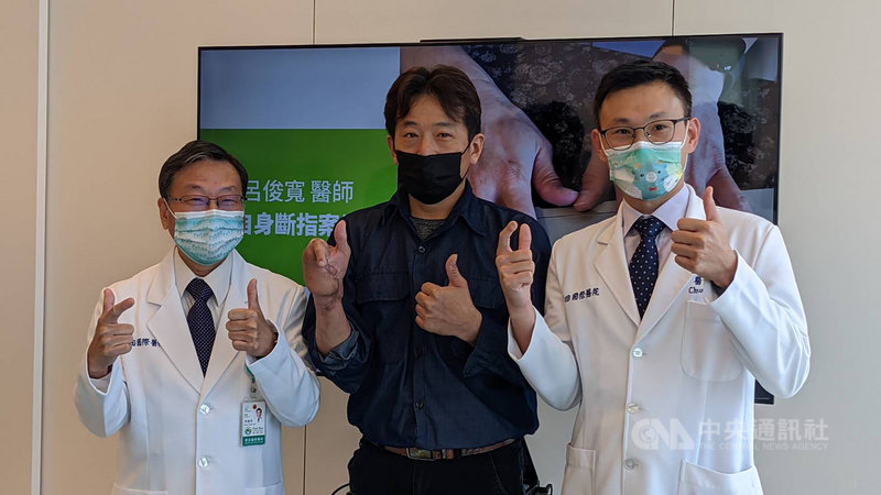 高雄鄭姓男子日前因工安意外導致右手只剩下拇指,經手術將腳趾移植為手指,術後2個月已可寫出工整漂亮的字。鄭先生(中)與醫師林高田(左)、呂俊寬(右)合影。中央社記者曾以寧攝 110年11月24日