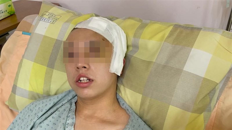 台中市宋姓男大生遭瑪莎拉蒂富少等人毆打重傷在台中榮總救治,宋母透露,兒子25日將辦理出院回家休養,但目前情緒仍未平復。圖為宋同學16日透過錄影向社會大眾致謝。(宋母提供)