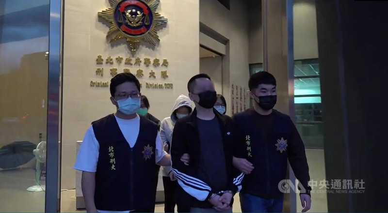 台北市警察局日前執行「安城專案」,查獲治平專案組織犯罪2件和治平對象2人,並逮捕曾涉夜店殺警案的通緝犯樊豪(前中)到案。(翻攝照片)中央社記者黃麗芸傳真 110年11月24日