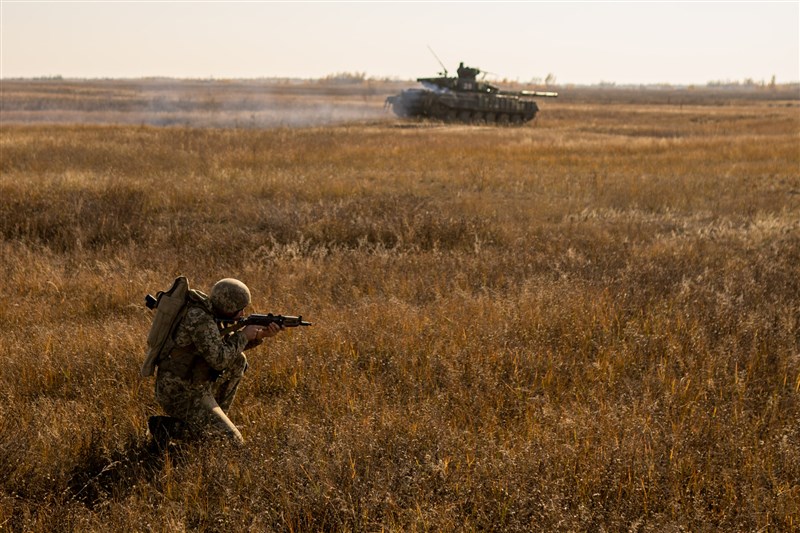 美國情報圈指出，俄國明年初打算從多個陣線發起攻勢入侵烏克蘭。圖為烏克蘭武裝部隊軍事演習。（圖取自facebook.com/GeneralStaff.ua）