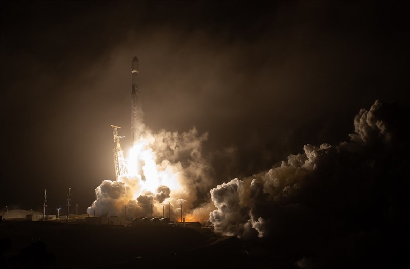美國NASA 23日從加州發射太空飛行器,準備撞擊一個小行星。(圖取自twitter.com/NASA)