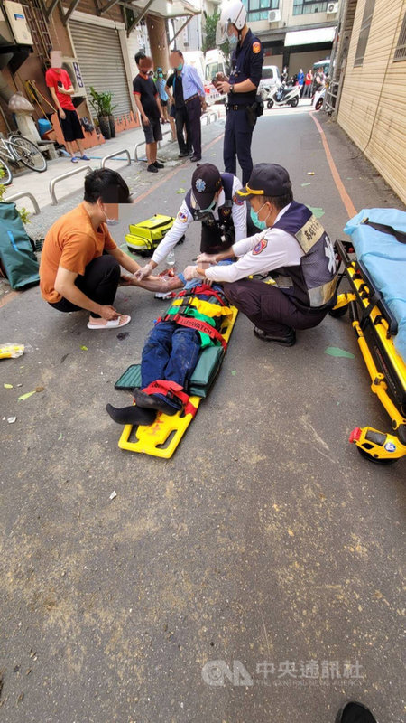 高雄趙姓男子24日上午在一處民宅6樓裝設遮雨棚時不慎墜樓,全身肢體骨折撕裂傷,救護人員緊急將他送往高雄長庚醫院救治。(高雄鳳山警分局提供)中央社記者洪學廣傳真 110年11月24日