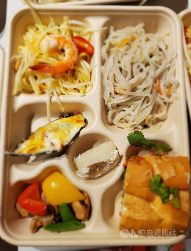 由外地嫁來馬祖的媳婦所組成的馬媳會,將家鄉料理文化與馬祖結合,發展出創新作法,每一道料理都是外地配偶的記憶故事。(李芳伶提供)中央社記者邱筠馬祖傳真 110年11月24日