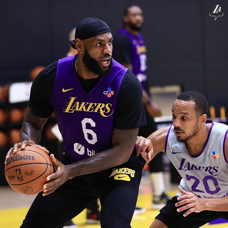 洛杉磯湖人LeBron James(左)日前遭禁賽,24日回歸飆下全場最高分,擊敗印第安納溜馬。(圖取自facebook.com/losangeleslakers)