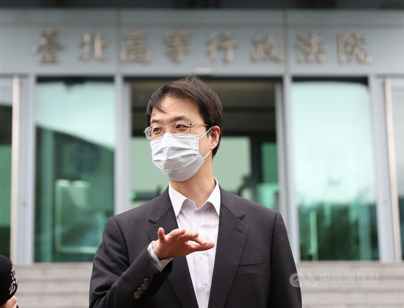 黨產會民國108年間認定大孝大樓房地是國民黨不當取得財產而追徵新台幣7.8億元,國民黨不服興訟,法院25日宣判,認定黨產會處分並無違誤,判國民黨敗訴。國民黨委任律師張少騰聆判後接受媒體聯訪表示,待收到判決書後研議上訴。中央社實習記者蕭宇軒攝 110年11月25日