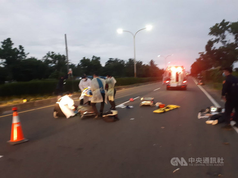 台東大學一年級2名黃姓女學生25日清晨與同學相偕要到海濱公園看日出,途中機車突然失控撞上路邊變電箱,車上2人重摔地面,消防人員獲報前往救援,黃姓女學生等2人送醫後,1人宣告不治,1人急救中。中央社記者盧太城台東攝 110年11月25日