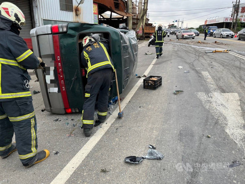 桃園市大園區25日發生車禍事故,現場有砂石車、廂型車及自小客車等3台車追撞,目前已知其中一人無生命跡象、一人仍受困砂石車內,消防人員搶救中。(翻攝照片)中央社記者葉臻傳真 110年11月25日