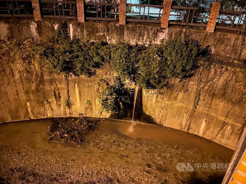 高雄市鳳山溪上游變色,環保局25日指出,經查證發現廢水是由鳳山溪上游水產加工廠排放,初判水質不佳,後續將視水質檢驗結果開罰。(李雅靜服務處提供)中央社記者蔡孟妤傳真 110年11月25日