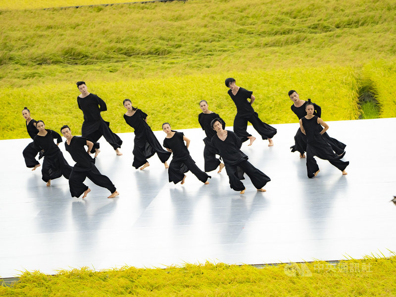 雲門舞集舞作「十三聲」10月底受邀在台東池上秋收稻穗藝術節演出,雲門也規劃「雲門十三聲在池上」線上播映版,透過特別規劃的版本,讓粉絲從幕後獨家視角,看見精彩花絮、聽見舞者分享在池上演出的心情與成長。(雲門舞集提供)中央社記者趙靜瑜傳真 110年11月25日