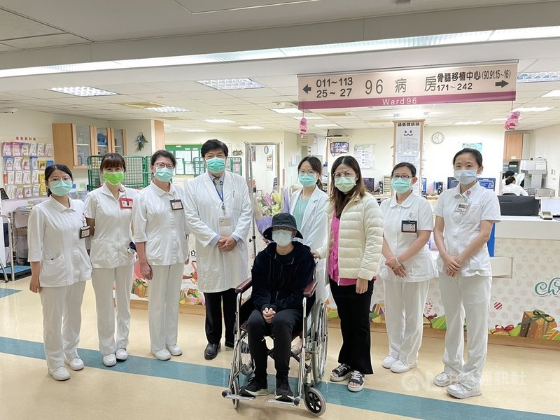 台中市宋姓男大生(中)遭瑪莎拉蒂富少等人毆打重傷在台中榮總救治,25日辦理出院,宋男母親(右3)表示,很感謝台中榮總對兒子的完善照顧。(台中榮總提供)中央社記者郝雪卿傳真 110年11月25日