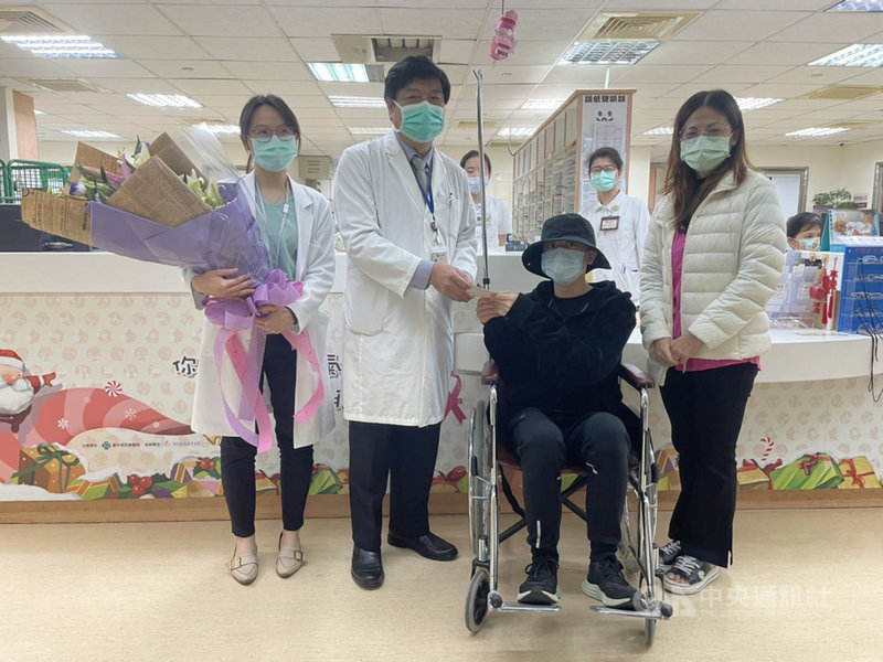 台中市宋姓男大生(右2)遭瑪莎拉蒂富少等人毆打重傷在台中榮總救治,25日辦理出院,宋姓男大生還寫卡片及送花給主治醫師沈烱祺(左2)表達謝意。(台中榮總提供)中央社記者郝雪卿傳真 110年11月25日