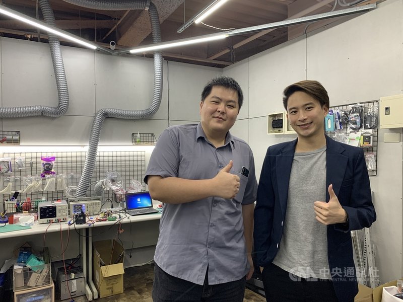 畢業於台灣科技大學機械所的朱建亮(左)和柯霽祐(右),畢業後開始接案並創立公司,提供客製化的智慧機械服務,獲得經濟部中小企業處的破殼而出新創企業獎。(台科大提供)中央社記者許秩維傳真 110年11月25日
