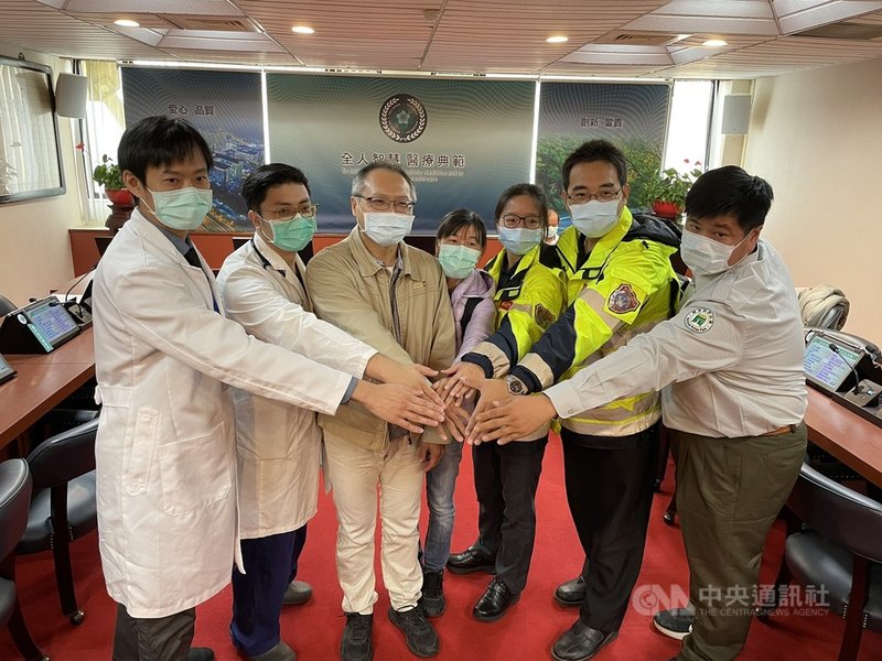 台中市44歲男子日前騎單車到都會公園時突然昏倒失去意識,路人緊急施予心肺復甦術,還有公園管理員給予AED電擊,消防人員據報到場送到台中榮總救治,男子在4天後順利出院。(台中榮總提供)中央社記者郝雪卿傳真 110年11月25日
