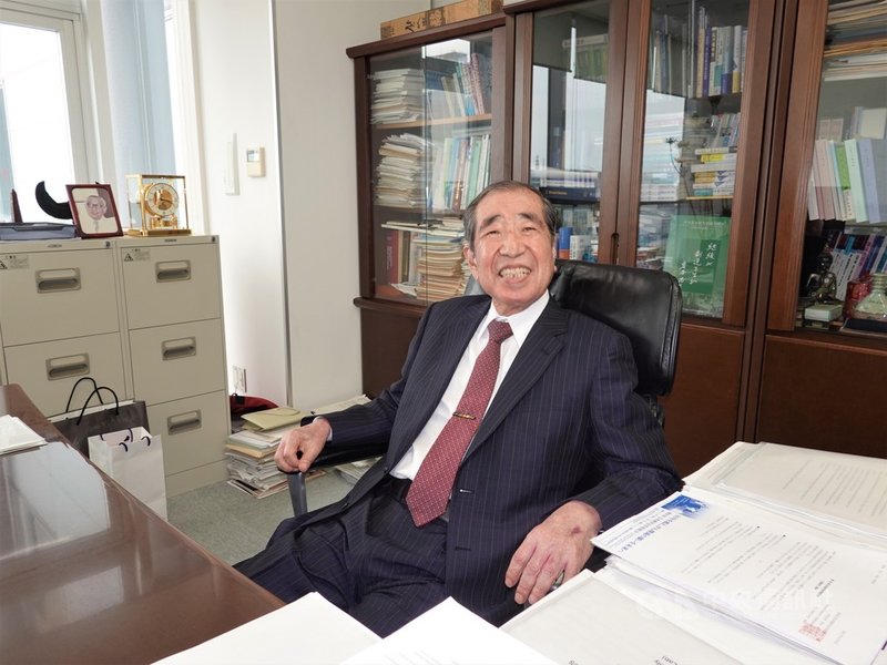 82歲的日本大阪大學名譽教授岸本忠三表示,他的恩師山村雄一教導他,要作育英才、留下工作及財產。他認為自己這三大目標全達標,他研發的藥物「安挺樂」去年營業額就高達3500億日圓。中央社記者楊明珠大阪攝 110年11月25日