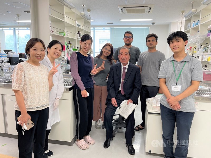 2020年唐獎生技醫藥獎得主、日本大阪大學名譽教授岸本忠三表示,基礎研究很重要,可連結到研發藥物、治療疾病的方法。他的學生來自中、韓、埃及等國。圖攝於8月25日。中央社記者楊明珠大阪攝 110年11月25日