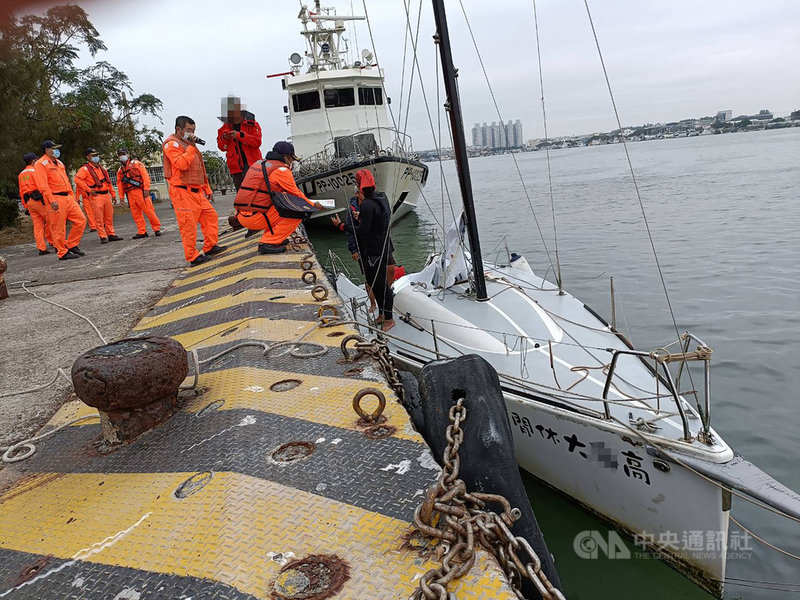 一艘遊艇25日中午在高雄外海失去動力,海巡署獲報馳援,因遊艇位處航道上,有航安碰撞顧慮,海巡艇到場後協助將人船拖帶返回,船上3人平安無虞。(海巡署提供)中央社記者曾以寧傳真 110年11月25日