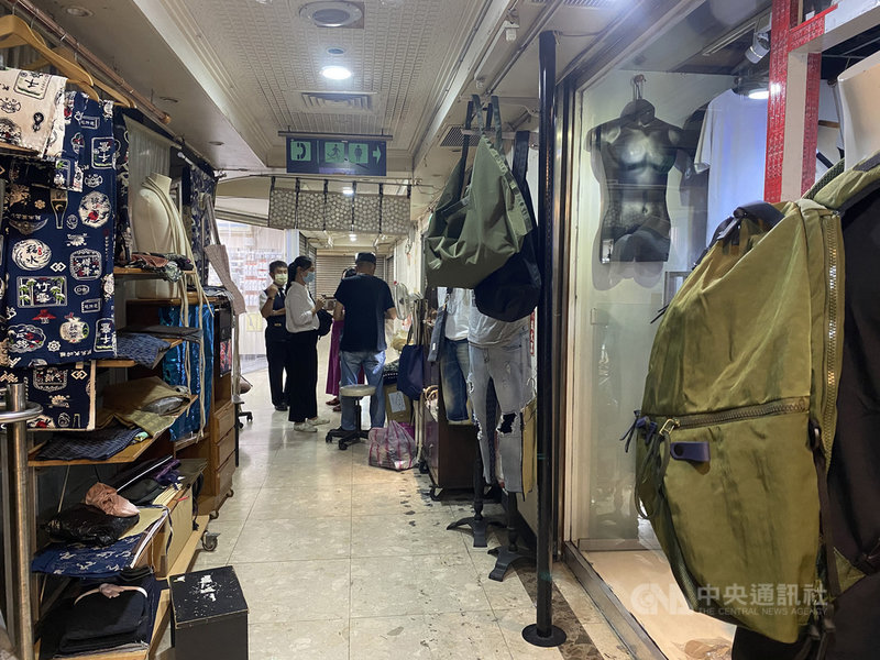 台北萬華設計師謝錦堂曾透過Call In廣播節目泣訴遭受疫情嚴重衝擊,揪緊眾人關懷之心,單週湧入百餘人串連伸援,他也以職人精神和精緻手作品驚豔眾人。中央社記者黃麗芸攝 110年11月25日