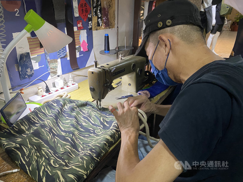 疫情期間,數百人傳愛翻轉萬華設計師謝錦堂人生的故事,感動無數人,而謝錦堂在一針一黹、上扣車縫作品的創作過程中,其精湛手藝、自我要求的職人態度早已折服眾人。中央社記者黃麗芸攝 110年11月25日