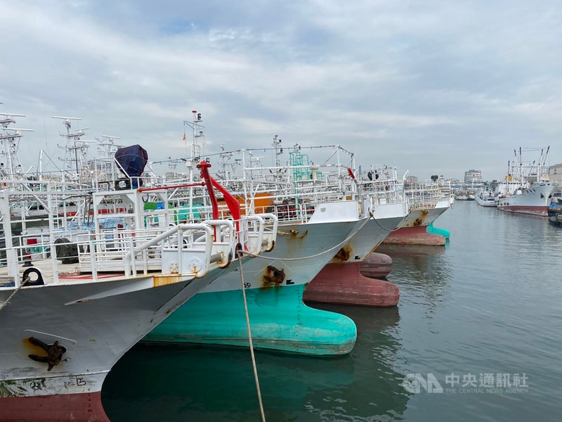 國際疫情仍在延燒,由於正值秋刀魚捕撈季,高雄前鎮漁港近期預計將有大量船舶返港,市府也配合升級安檢,設置5哨站加強稽查是否遵守防疫規定。(林欽榮提供)中央社記者蔡孟妤傳真 110年11月25日