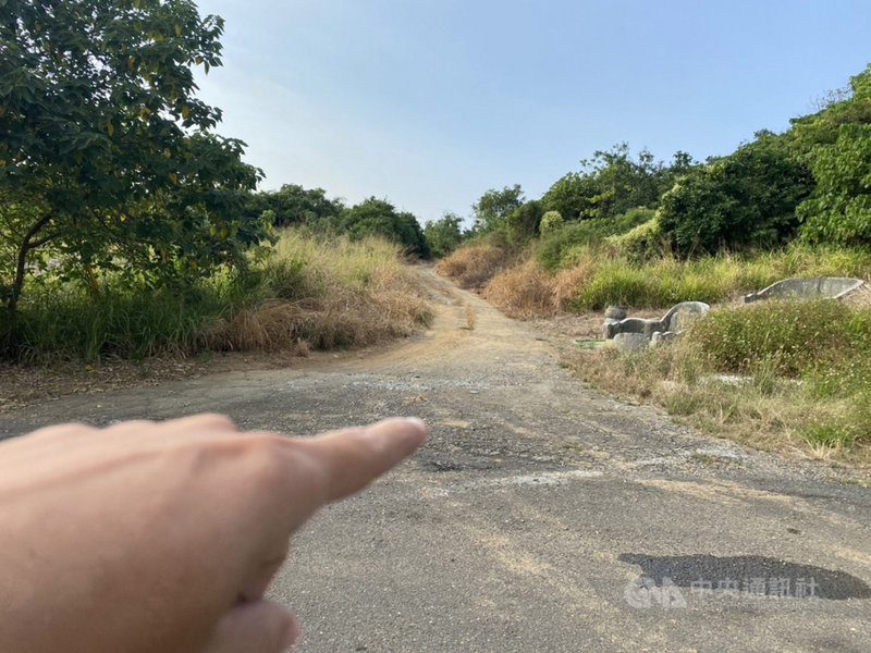 高雄清水岩登山步道發生擄人企圖性侵案,有前科的簡姓男子21日持刀強拉登山女子至巷內企圖性侵,幸被其他登山民眾發現制止,警方當天逮人送辦,雄檢依妨害性自主罪聲押獲准。圖為警方指出案發地點。(高雄林園警分局提供)中央社記者洪學廣傳真 110年11月25日