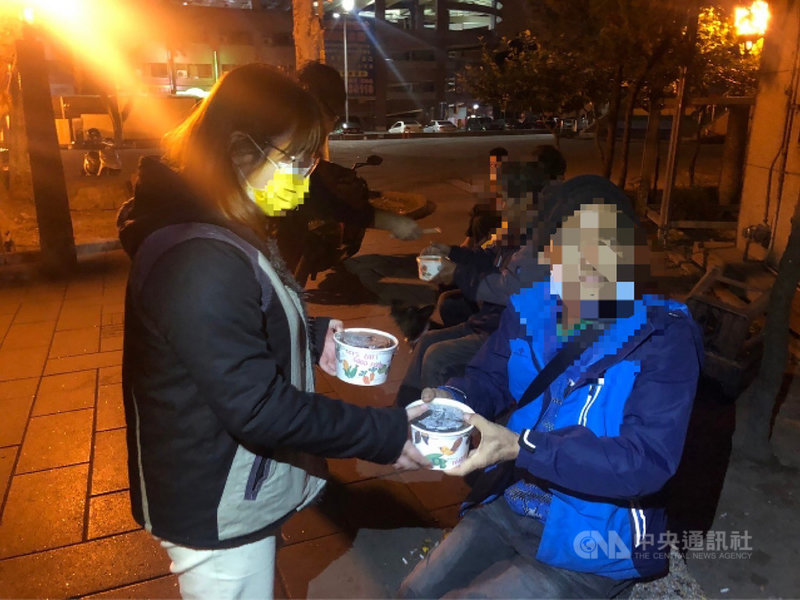 南投縣政府日前與人安基金會南投平安站啟動走動式關懷服務,夜間探視街友以確認是否有足夠禦寒睡袋、衣物及物資,並提供牛肉麵給街友享用。(南投縣政府提供)中央社記者蕭博陽南投縣傳真 110年11月25日
