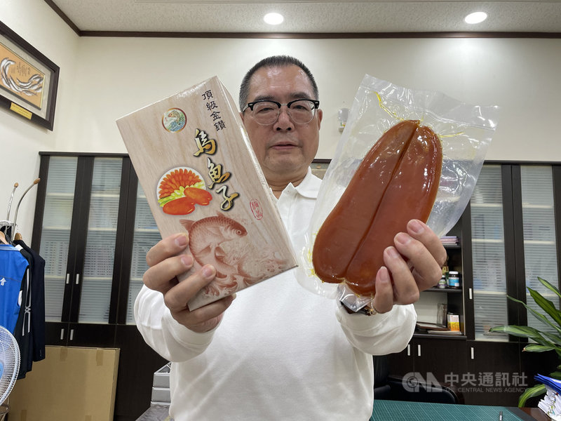 雲林區漁會總幹事林傳育25日表示,區漁會所販售的養殖烏魚子24日上市,每台斤新台幣1550元(每片2至2.9兩)至3000元(每片8兩至8.9兩),而頂級每片9兩以上者,每台斤3200元,相較去年同期漲幅約3成,漲價因素包含飼料成本增、產量減少等。中央社記者姜宜菁攝 110年11月25日