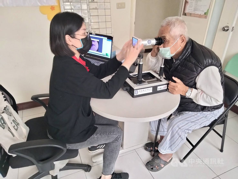 苗栗縣為恭紀念醫院為落實大小醫院診所更緊密合作,照顧偏鄉病患,近期串聯「雁行專案–社區醫療合作推動計畫」與「導入5G及智慧科技提升醫療與健康照護—偏鄉糖尿病患5G遠距會診計畫」,幫助偏鄉糖尿病患持續接受醫療團隊照護,避免錯過治療黃金時間。(為恭醫院提供)中央社記者管瑞平傳真 110年11月25日
