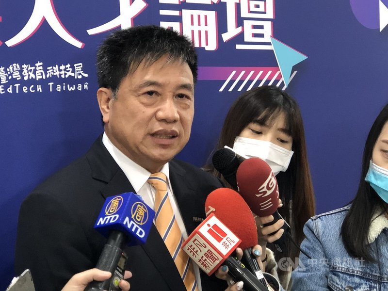 身兼台北市電腦公會理事長、友達董事長彭双浪(左1)25日表示,明年商務和工業用面板成長可期,友達明年規劃招募千名以上員工。中央社記者鍾榮峰攝 110年11月25日