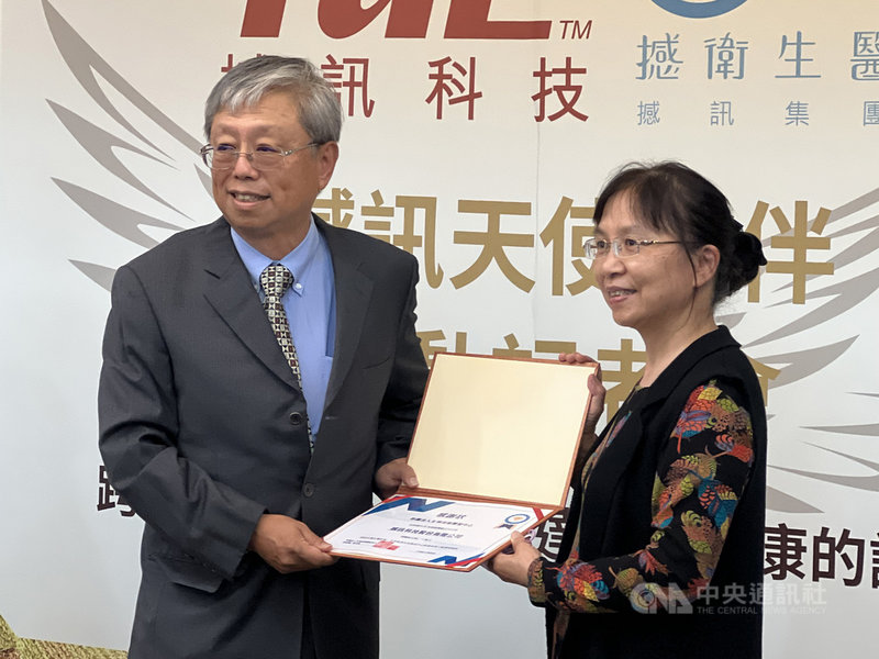 板卡廠撼訊總經理陳劍威(左)25日宣布攜手財團法人生物技術開發中心、數位人道協會及新創企業WeCare(吉樂健康資訊科技),啟動自閉症、偏鄉長輩遠距關懷計畫。中央社記者吳家豪攝 110年11月25日