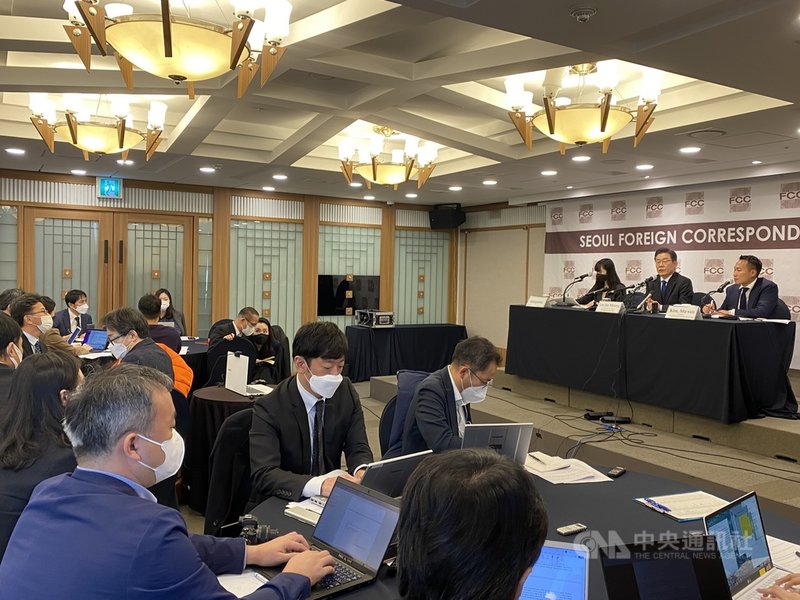 李在明(講台上位置居中者)25日於首爾中區的媒體中心與外媒進行對談。中央社記者廖禹揚首爾攝 110年11月25日