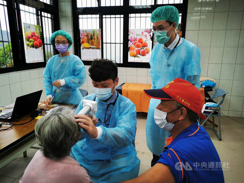 台北醫學大學附設醫院以遠距離視訊導入偏鄉義診,以移動式醫療器材,回傳影像請專科醫師會診,提升新北市石碇區偏鄉民眾的就醫便利性及醫療品質。(陳宥達提供)中央社記者黃旭昇新北市傳真 110年11月25日