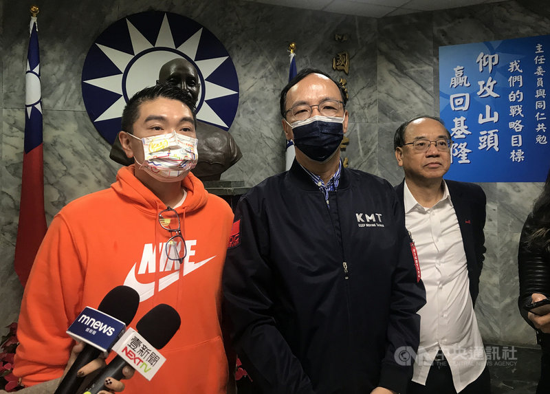 國民黨主席朱立倫(中)25日受訪表示,透過義和團式的謾罵,或任何不理性的叫囂,絕對不會解決問題,政府有責任透過溝通方式幫台商解決問題,而台商遵守在地法令,也希望當地政府能夠公平對待。中央社記者王朝鈺攝 110年11月25日