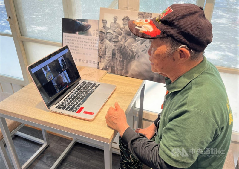 79歲的李必成(圖)年初到勞動部高屏澎東分署南區銀髮人才資源中心成為銀響力團隊一員,運用昔日經驗透過視訊指導企業,讓他發揮所長,重新找到價值。(勞動部提供)中央社記者郭芷瑄傳真 110年11月25日