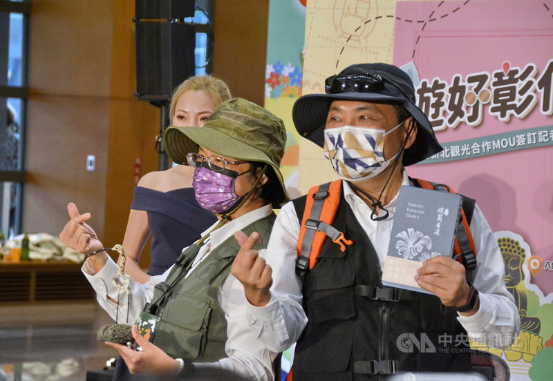 新北市長侯友宜(右)25日配戴登山配件現身市府大禮堂,與配戴賞鳥配件的彰化縣長王惠美(左前)一起宣傳兩縣市的觀光交流與特色景點,優先推薦雙方主打遊程,並提供觀光工廠、休閒農場等專屬優惠。中央社記者黃旭昇新北攝 110年11月25日