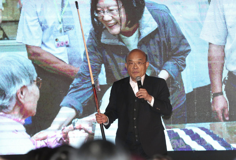 行政院長蘇貞昌(圖)25日晚間在台北萬華出席無黨籍立委林昶佐舉辦的公投說明會,分享政府政績並說明4大公投案都應該投下不同意的理由,號召民眾12月18日踴躍出來投票。中央社記者張皓安攝 110年11月25日
