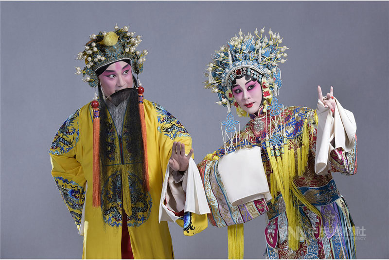 國光劇團「鬼.瘋」系列節目將自26日起陸續登場,今年適逢京崑男神溫宇航(左)滿50歲,他也將與演員劉珈后(右)搭檔共演崑劇「長生殿」,並擔任全劇戲劇指導,12月11日在台灣戲曲中心大表演廳上演。(國光劇團提供)中央社記者趙靜瑜傳真 110年11月25日