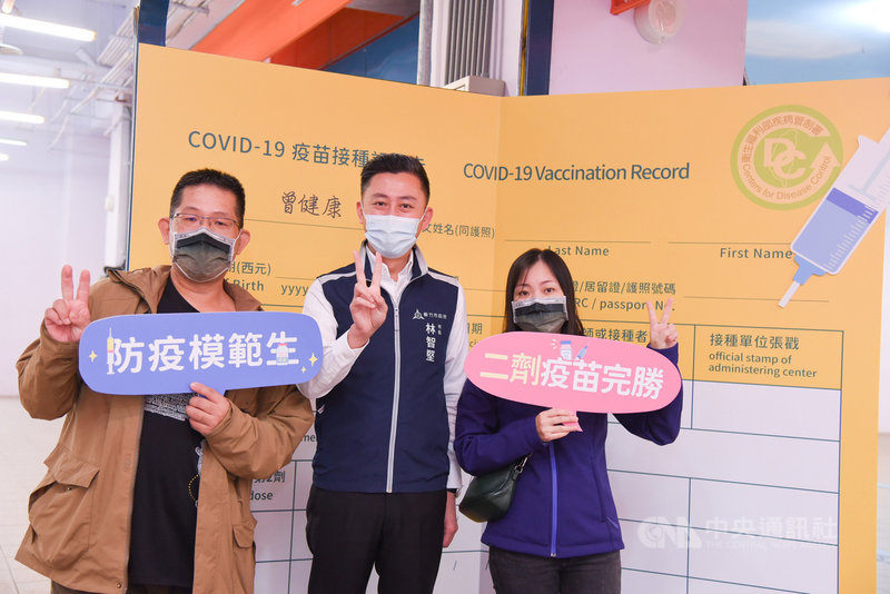 新竹市政府因應九降風季節,將6處COVID-19施打站升級為室內環境,其中最大施打站設置於公有市場中正市場,為全台首創「來市場打疫苗」。新竹市長林智堅(中)25日前往現場關心民眾施打疫苗情形。(新竹市政府提供)中央社記者魯鋼駿傳真 110年11月25日