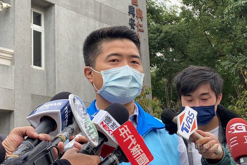 國民黨台中市第2選區立委補選參選人顏寬恒遭爆料烏日招待所蓋在公保地上,顏寬恒25日出席活動受訪表示,不是他買的,取得時已有地上物建築執照,若政府有徵收必要、要拆屋還地,皆依法處理。中央社記者趙麗妍攝 110年11月25日