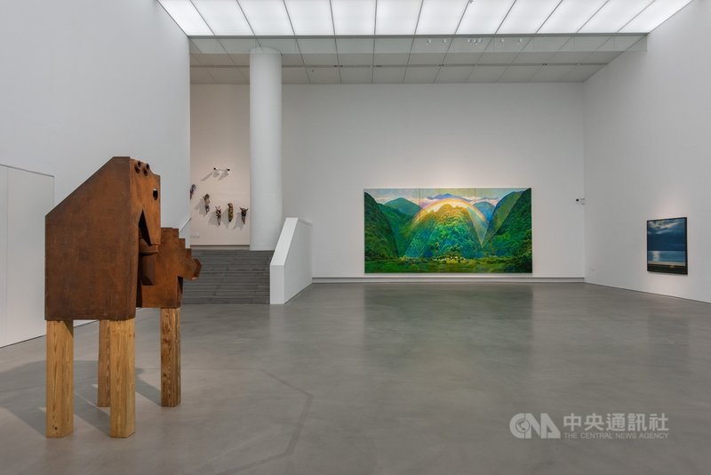 高雄市立美術館推出「來自大地的祝福-2019-2020典藏捐贈展」,藝術家林惺嶽於高美館2018年個展後所捐贈的代表作「受大地祝福的山」成為特展靈感來源,25日開展。(高美館提供)中央社記者王寶兒傳真 110年11月25日