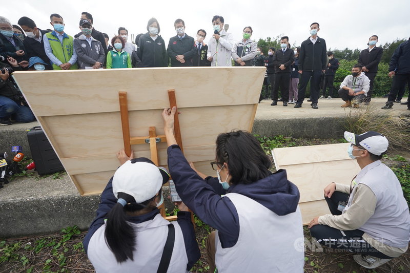 總統蔡英文(左6)25日一早前往桃園,在相關人員導覽下,視察「觀新藻礁生態系、大潭藻礁生態系、大潭電廠」,這是蔡總統上任以來,首度以總統身分視察藻礁。中央社記者徐肇昌攝 110年11月25日