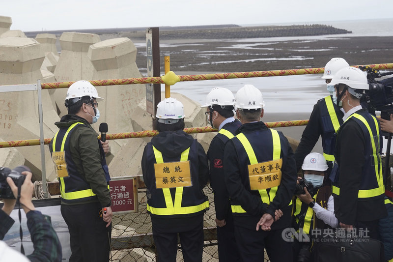 總統蔡英文(左2)25日到桃園觀新藻礁、大潭藻礁與大潭電廠視察,蔡總統在經濟部次長曾文生(左)的解說下觀看大潭藻礁(圖後方)。中央社記者徐肇昌攝 110年11月25日