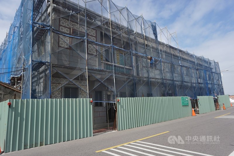 金門縣文化局執行文化部補助「再造歷史現場-瓊林蔡氏千年風華再現」專案,從民國106年起執行到110年底,共5年43案,完成8座國定古蹟修繕、2對扇門神修復及26棟街屋整治等;27日將舉辦成果展。(金門縣文化局提供)中央社記者黃慧敏傳真 110年11月25日