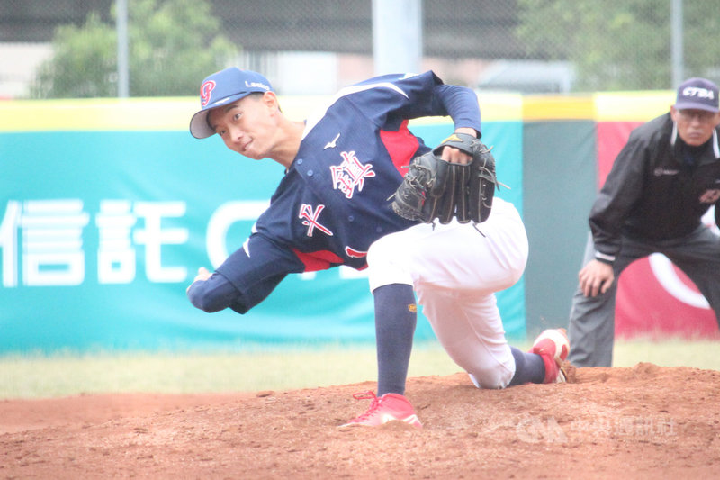 黑豹旗全國高中棒球大賽25日賽事,平鎮高中以4比2擊敗大溪高中,晉級4強,平鎮下勾投手林柏佑(圖)前3局沒有被敲安打,總計投3.1局失1分。中央社記者楊啟芳攝 110年11月25日