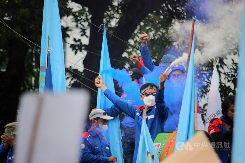 印尼憲法法庭25日判決,2021年實施的創造就業綜合法部分違憲,必須在兩年內修正。在憲法法院外抗議的勞工團體肯定這項判決。中央社記者石秀娟雅加達攝 110年11月25日