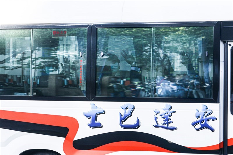 美國會議員柯寧9日率團訪台,10日下午訪問國防部,一行人搭車離開時向現場守候的媒體揮手致意。(中央社檔案照片)