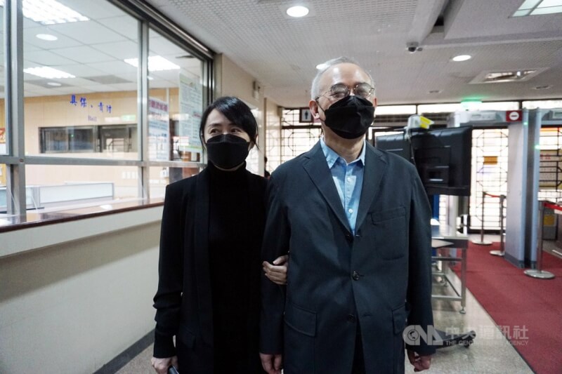 中國創新公司主席向心（右）及妻子龔青（左）涉洗錢，二審判無罪。（中央社檔案照片）