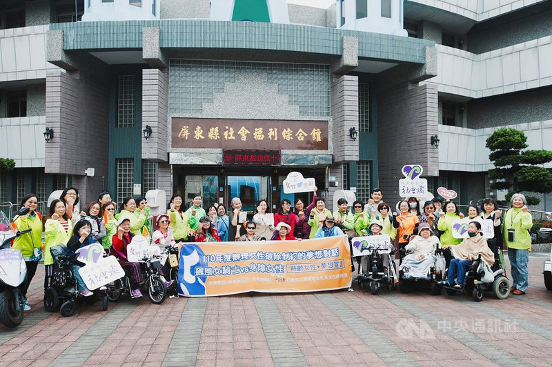 屏東縣政府與高雄市彩色頁女性願景協會攜手合作,盼以行動破除女性制約,15名中高齡飆風女騎士25日跨越高屏溪到屏東,與身障姊妹對話,縣府也邀請20名生命騎士到場迎接,匯聚勇氣、創造更多能量。(屏東縣政府提供)中央社記者郭芷瑄傳真 110年11月25日