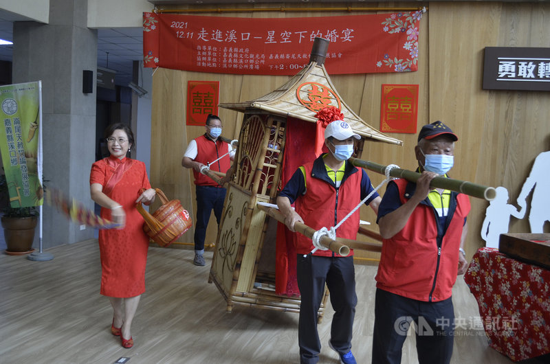 嘉義溪口崙尾天赦庄保存推廣竹編工藝,耗時3個月以手工製作竹製媒人轎與新娘轎等,將在12月11日舉辦的「走進溪口-星空下的婚宴」活動亮相,25日在嘉義縣府搶先曝光。中央社記者蔡智明攝 110年11月25日